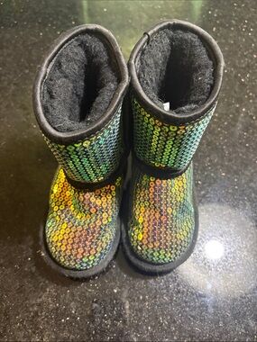 UGG Kids Sequin Boots in Iridescent Green-Yellow